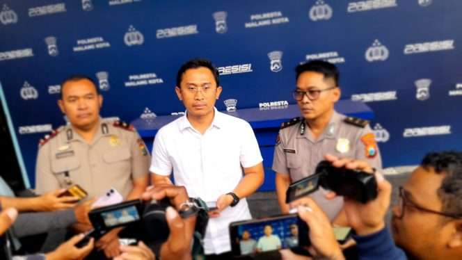 
 Kasat Reskrim AKP Rachmad Aji bersama Kapolsek Kedungkandang Kompol Roichan saat memberikan keterangan terkait tertangkapnya pelaku penganiayaan. (ist)