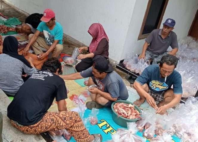 
 Suasana penyembelihan hewan kurban di Mapolres Batu, yang nantinya didistribusikan kepada masyarakat sekitar dan pondok pesantren. (Yan)