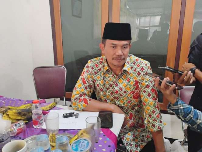 
 Anggota DPRD Kota Batu dari Partai Golkar, Drs. Didik Machmud, M.M saat tengah diwawancarai awak media. (Yan)
