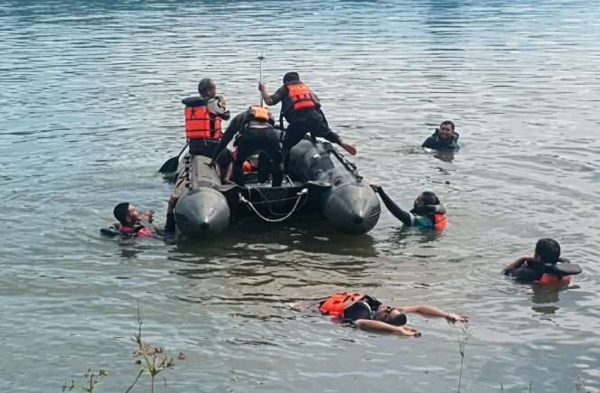 
 Personel Tim Reaksi Cepat Penanggulangan Bencana (TRC PB) Badan Penanggulangan Bencana Daerah (BPBD) Kabupaten Malang latihan rutin Water Rescue di Bendungan Sengguruh, untuk meningkatkan kapasitas dan kesiapsiagaan menghadapi situasi darurat di perairan. (IG BPBD)