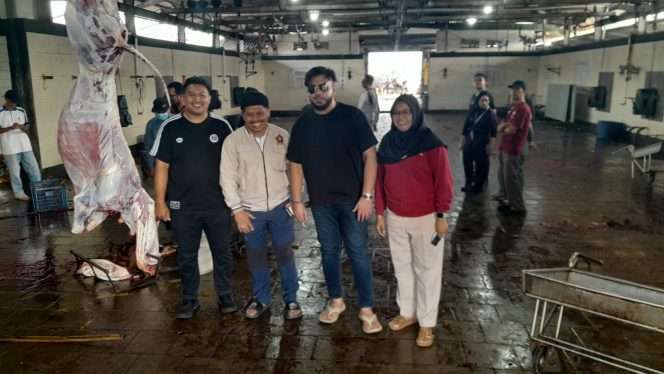 
 Ketua Panitia Kurban DPC Gerindra Kota Malang, Abu Bakar, bersama anggota panitia menunjukkan daging kurban yang akan dibagikan kepada masyarakat yang membutuhkan. (Rohim Alfarizi)