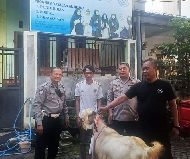 
 Anggota Polresta Malang Kota menyerahkan hewan kurban berupa kambing kepada salah satu panti asuhan di Kota Malang. (ist)