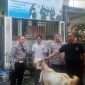 Anggota Polresta Malang Kota menyerahkan hewan kurban berupa kambing kepada salah satu panti asuhan di Kota Malang. (ist)