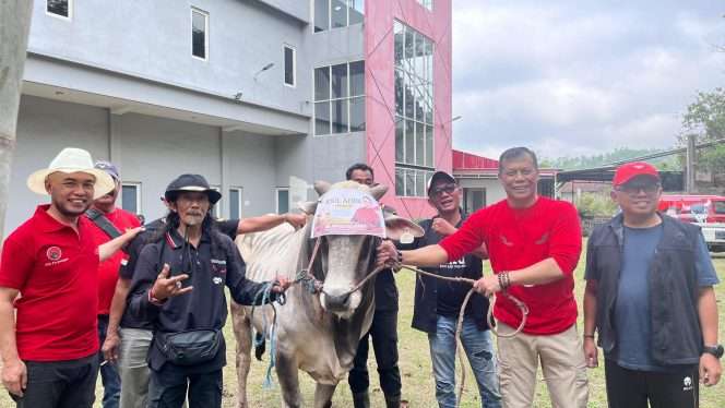 
 Ketua DPC PDI Perjuangan Kota Batu, Saifudin Zuhri, S.H.I bersama Sekretaris, H. Khamim Tohari, S. Sos saat sesi foto bersama sebelum penyembelihan. (Yan)