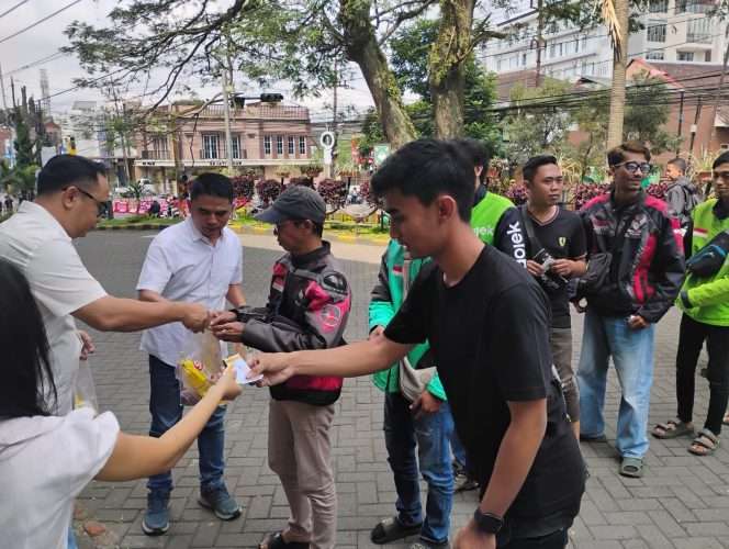 
 Mall Director Lippo Plaza Batu, Agus Saputera bersama Manager Operasional, Hari Santoso, saat tengah membagikan paket daging kurban gratis kepada ojol dan warga masyarakat Sisir-Temas. (Yan)