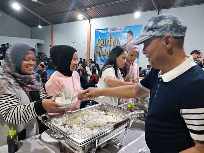 
 Rektor UIBU, Dr Nurcholis Sunuyeko M.Si, turut hadir dan berbaur bersama mahasiswa. (ist)