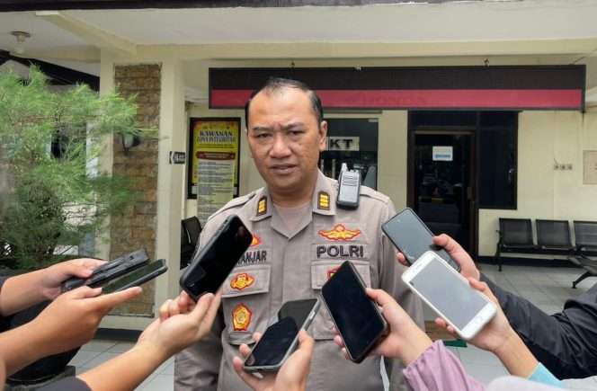 
 Kasi Humas Polres Malang, AKP Bambang Subinajar, memberikan keterangan kepada awak media. (Humas Polres Malang)