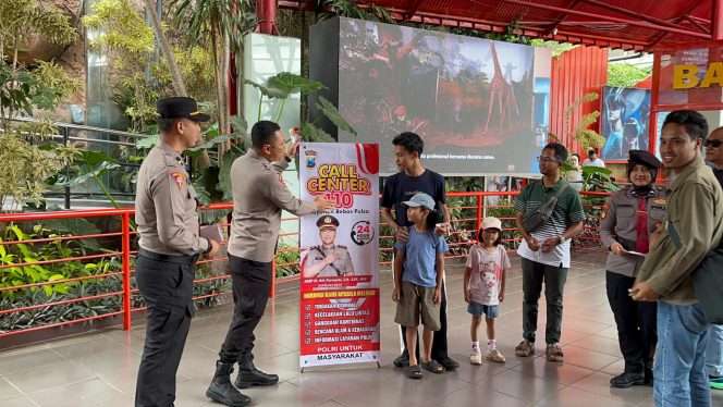 
 Anggota Polres Batu, saat tengah patroli dan sosialisasi call center 110 di obyek wisata. (Yan)