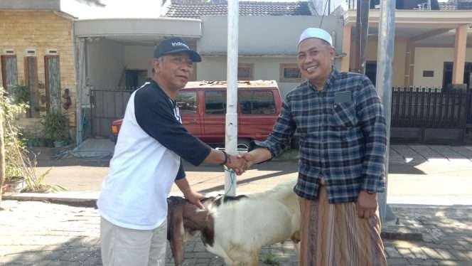 
 AKP Totok Haryanto menyerahkan bantuan hewan kurban yang diterima oleh perwakilan media. (ist)