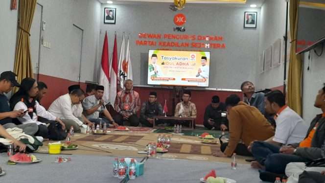
 Ketua DPD PKS Kota Malang, Syaiful Ali Fatah, bersama jajaran pengurus dan anggota DPRD Kota Malang saat menghadiri kegiatan gathering bersama awak media di Kantor DPD PKS Kota Malang. (Rohim Alfarizi)