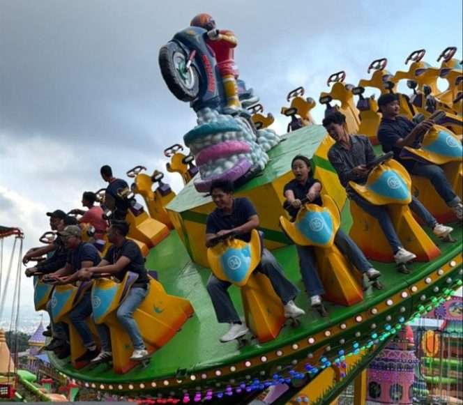 
 Wisatawan saat tengah menikmati wahana baru Mega Disco yang memacu adrenalin. (Yan)