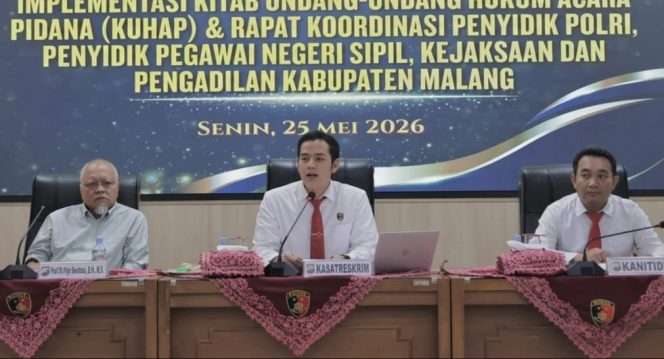 
 Prof. Dr. Prija Djatmika, S.H., M.H. (kiri) bersama Kasatreskrim Polres Malang, AKP Hafiz Prasetia Akbar, (tengah) saat menjadi narasumber.  (Dok. Satreskrim Polres Malang)