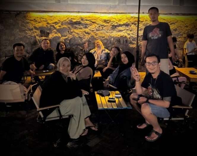 
 Wisatawan saat tengah nongkrong sembari ngopi di 7 Cafe, destinasi wisata kuliner zaman kolonial Belanda. (Yan)