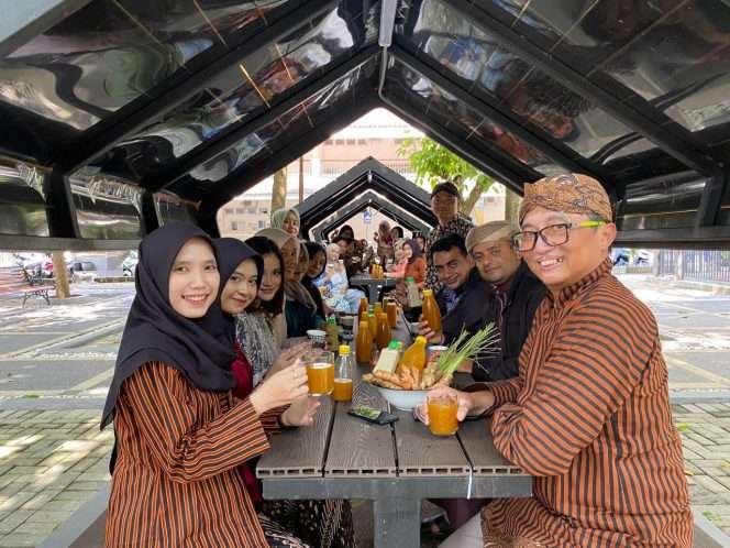 
 Ketua Pusat Inovasi Jamu UB, Prof. Dr. Ir. Moch. Sasmito Djati (kanan), saat Minum Jamu Bersama memperingati Hari Jamu Nasional, belum lama ini. (ist)
