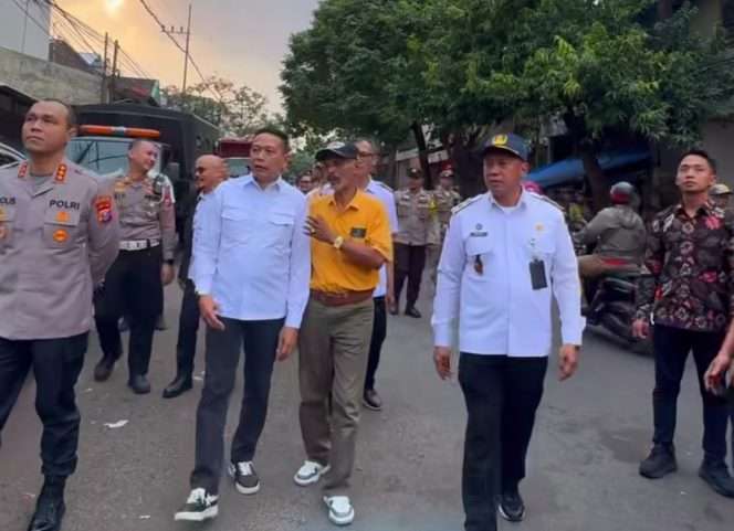 
 Wali Kota Malang Wahyu Hidayat turun langsung bersama Kapolresta Malang Kota Putu Kholis Aryana pada Rabu (6/5/2026) untuk memastikan aturan baru jam operasional pedagang berjalan sesuai kesepakatan. (yog)