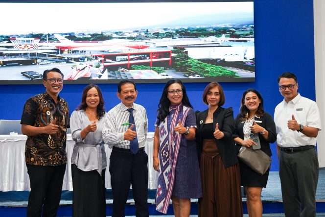 
 Jajaran manajamen Jatim Park Group dan PHRI Kota Batu saat mengenalkan Tourism Service Center TSC) di Senyum World Hotel pekan lalu. (ist)
