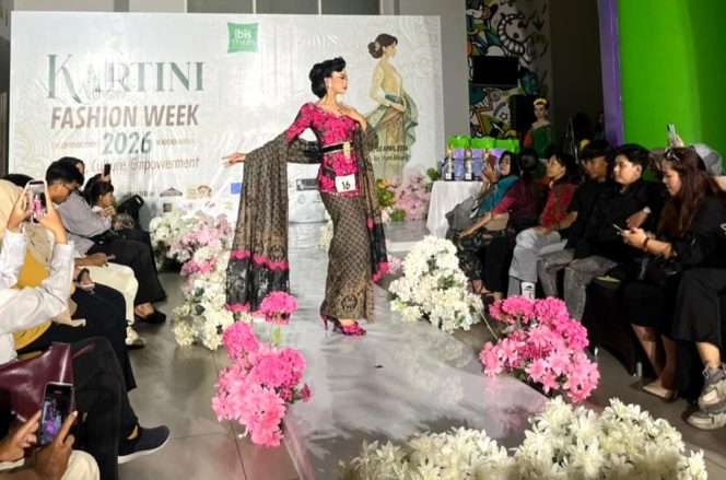 
 Gaya salah satu peserta Kartini Fashion Week 2026, di sTREATs Restaurant, ibis Styles Malang, Kamis (30/4/2026). (ist)
