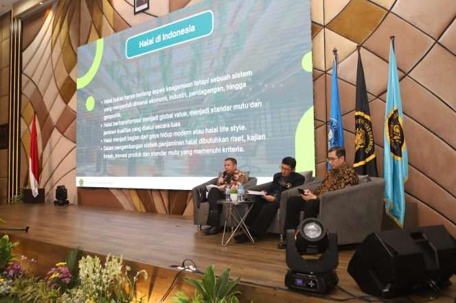 
 Dari kiri ke kanan - Direktur Jenderal Produk Halal Kementerian Agama RI, H. Muhammad Fuad Nasar, S.Sos., M.Sc. moderator Prof Sucipto, dan Direktur PT Ajinomoto Indonesia, Hermawan Prajudi Indonesia Halal Ecosystem Summit & UB Halal Metric Awards 2026 pada di Auditorium Algoritma FILKOM UB, Selasa (5/5/2026). (ist)