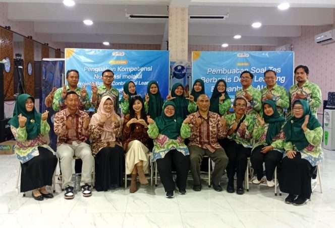 
 Tim dosen Program Studi Teknologi Pendidikan Fakultas Ilmu Pendidikan Universitas Negeri Surabaya (Unesa), bersama para guru saat kegiatan Pengabdian kepada Masyarakat (PKM) di SMA Barunawati Surabaya, Sabtu (9/5/2026). (ist)