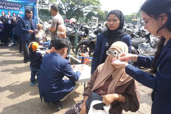 
 Masyarakat saat menjalani pemeriksaan mata gratis dalam “Ma Chung Peduli” di Lapangan Rampal, Kota Malang, Minggu, (10/5/2026). (Nedi Putra AW)