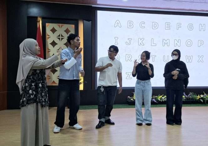 
 elajar bahasa isyarat dalam kegiatan Disability Awareness Session bertajuk “Embracing Diversity, Empowering Inclusion” belajar bahasa isyarat di UB pekan lalu. (ist)