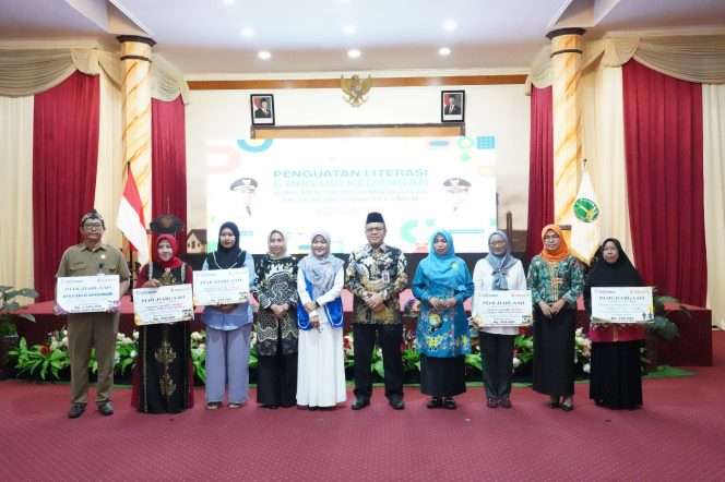 
 Kepala OJK Malang Farid Faletehan (berpeci) bersama peserta Penguatan Literasi dan Inklusi Keuangan Guna Mendukung Pemberdayaan Ekonomi Masyarakat dan UMKM di Gedung Gradhika Bhakti Praja Kota Pasuruan, Senin (11/5/2026). (ist)