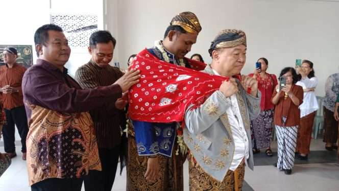 
 RD Bonifacio Gendhis Permiro menerima penugasan perdana di Paroki Langsep Malang. (ist)