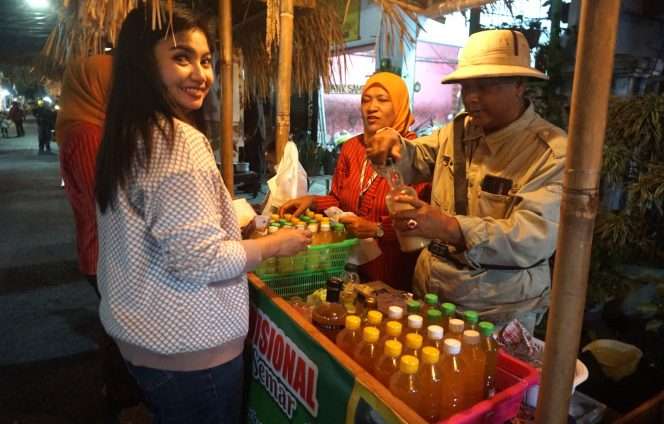 
 Pengunjung membeli produk UMKM dalam Semar Tempo Doleoe Djilid 3 di wilayah RT 06 RW 02, Kelurahan Arjosari, Kecamatan Blimbing, Kota Malang, Minggu (17/5/2026). (Nedi Putra AW)