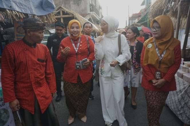 
 Ketua DPRD Kota Malang, Amithya Ratnanggani Sirraduhita saat meninjau Semar Tempo Doleoe Djilid 3 di wilayah RT 06 RW 02, Kelurahan Arjosari, Kecamatan Blimbing, Kota Malang, Minggu (17/5/2026). (Nedi Putra AW)
