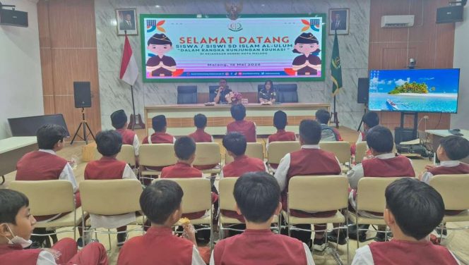 
 Para siswa siswi SD Islam Al-Ulum Kota Malang saat mengikuti pengenalan hukum di Kejari Kota Malang  (ist)