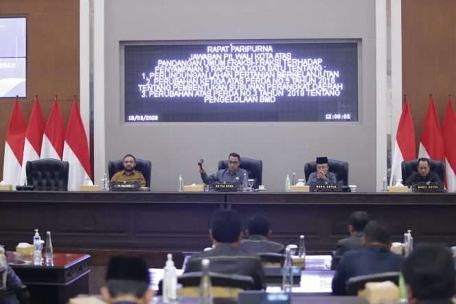 
 Plt. Wali Kota Batu, Heli Suyanto saat menghadiri Rapat Paripurna DPRD tegaskan komitmen Pemkot Batu untuk melindungi lahan pertanian dan memperkuat tata kelola aset daerah. (Yan)