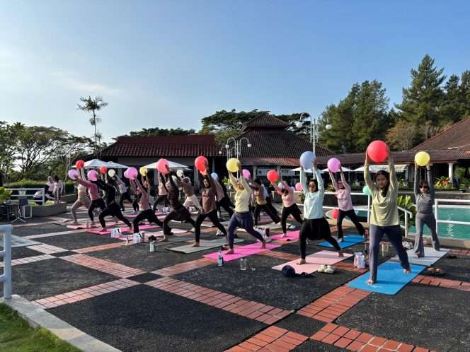 
 Peserta saat menikmati sesi  “Yoga Outdoor with View” di Grand Whiz Hotel Trawas.(ist)
