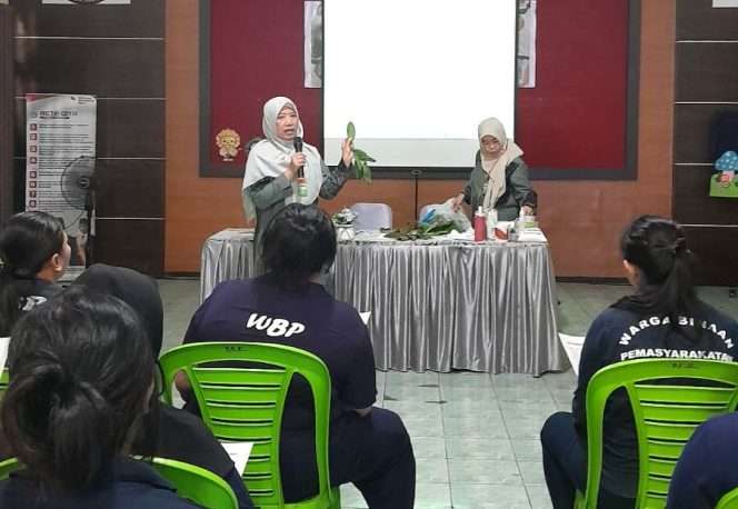 
 Tim Abdimas Program Studi Teknik Kimia S-1, ITN Malang, saat menggelar pelatihan pembuatan ecoprint pada media mug dan tumbler kepada warga binaan di ruang bimbingan kerja Lapas Perempuan Kelas IIA Malang, Rabu (20/5/2026). (ist)
