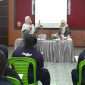 Tim Abdimas Program Studi Teknik Kimia S-1, ITN Malang, saat menggelar pelatihan pembuatan ecoprint pada media mug dan tumbler kepada warga binaan di ruang bimbingan kerja Lapas Perempuan Kelas IIA Malang, Rabu (20/5/2026). (ist)

