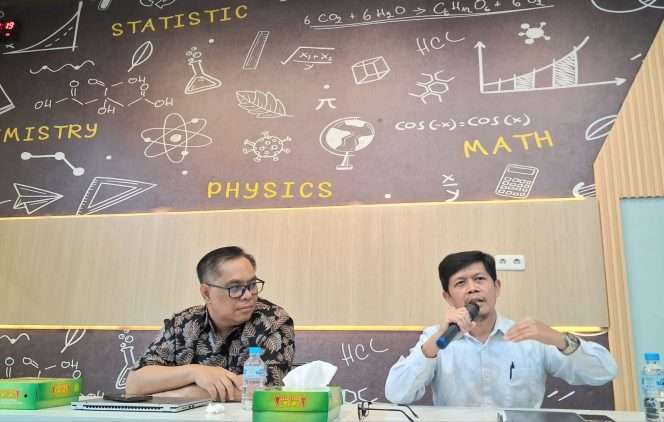 
 Prof. Agus Suryanto (kiri), dan Drs. Sunarno saat menjadi narasumber “Ngopi Sam” atau Ngobrol Santai Bersama Media,  di Ruang Talenta, Fakultas Sains, Teknologi, dan Matematika Universitas Brawijaya (STeM UB), Kamis (21/5/2026). (Nedi Putra AW)