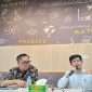 Prof. Agus Suryanto (kiri), dan Drs. Sunarno saat menjadi narasumber “Ngopi Sam” atau Ngobrol Santai Bersama Media,  di Ruang Talenta, Fakultas Sains, Teknologi, dan Matematika Universitas Brawijaya (STeM UB), Kamis (21/5/2026). (Nedi Putra AW)