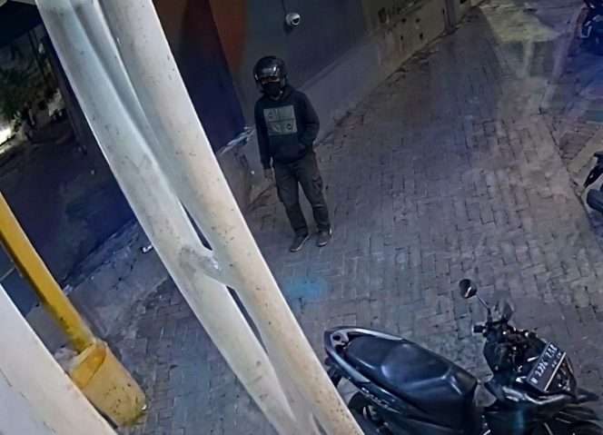 
 Detik-detik pelaku sebelum melakukan eksekusi (mencuri) motor terekam kamera CCTV. (FB KPMR)