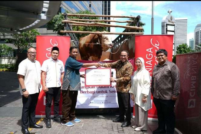 
 Chief of Syariah Compliance & Legal CIMB Niaga Syamsul Aidi Bachtiar (ketiga kanan), menyerahkan secara simbolis bantuan 1 ekor sapi limosin kepada Direktur Utama LAZISMU Ibnu Tsani (ketiga kiri) di kantor pusat CIMB Niaga Syariah, Jakarta, Senin (25/5/2026).(ist)