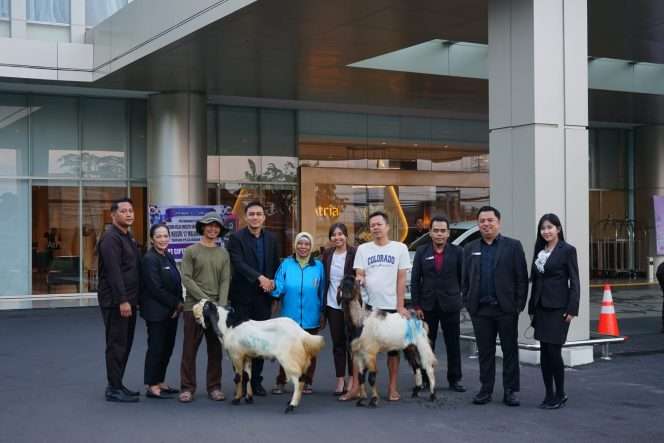 
 Jajaran Head of Department Atria Hotel Malang dalam momen kebersamaan bersama penerima hewan kurban dalam kegiatan CSR di halaman depan Atria Hotel Malang, Selasa (26/5/2026).  (ist)
