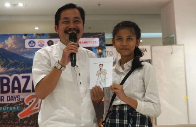 
 Pemateri Suyanto, S.Psi., M.Si., Psikolog, MMRS, saat mendapat sketsa saat dirinya Ketika paparan dari Atiqa Bilqis Sabrin, seorang anak tuna daksa asal SDN 2 Sukodadi Wagir pada sesi Talkshow Parenting bertajuk “Ruang Aman Berbagi Cerita untuk Anak Berkebutuhan Khusus” di lantai 3 Transmart, Kota Malang, Jumat (29/5/2026). (Nedi Putra AW)
