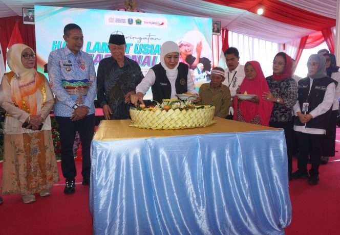 
 Gubernur Jawa Timur Khofifah Indar Parawansa memotong tumpeng untuk doiberikan kepada perwakilan lanisa tertua dalam peringatan Hari Lanjut Usia Nasional (HLUN) 2026 Jawa Timur di UPT Rehabilitasi Sosial Bina Netra (RSBN), Janti, Kota Malang, Jumat (29/6/2026). (Nedi Putra AW)
