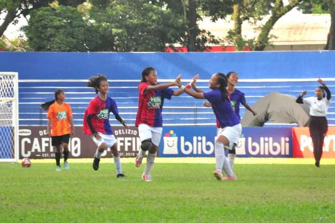 
 Pemain SDN Lowokwaru 3, Adelice Maureen Hanum Faisa, melakukan selebrasi usai membobol gawang tim SDN 3 Pandanlandung lewat hat-trick dalam laga final MLSC Malang Seri 2 KU 12 di Stadion Gajayana Malang, Minggu (24/5/2026). (Nedi Putra AW)

