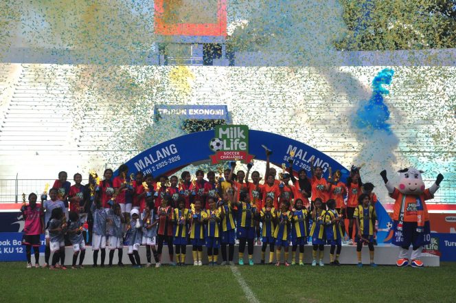 
 Tim juara dan runner-up, masing-masing di KU 10 dan KU 12 saat naik podium usai gelaran partai final MLSC Malang Seri 2 KU 12 di Stadion Gajayana Malang, Minggu (24/5/2026). (Nedi Putra AW)
