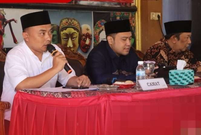 
 Camat Pakisaji, Taufik Nurahman, S.STP., M.AP, membuka kegiatan sinergitas pemerintahan bertema “Optimalisasi Pelayanan Administrasi Kependudukan dan Identitas Kependudukan Digital (IKD)” di Pendopo Kecamatan Pakisaji. (IG Pakisaji)