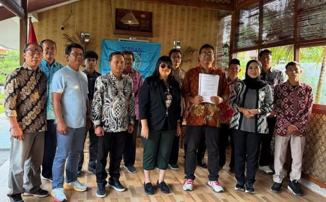 
 Berfoto bersama usai kegiatan pengukuhan pengurus pergantian antar waktu (PAW). (ist)