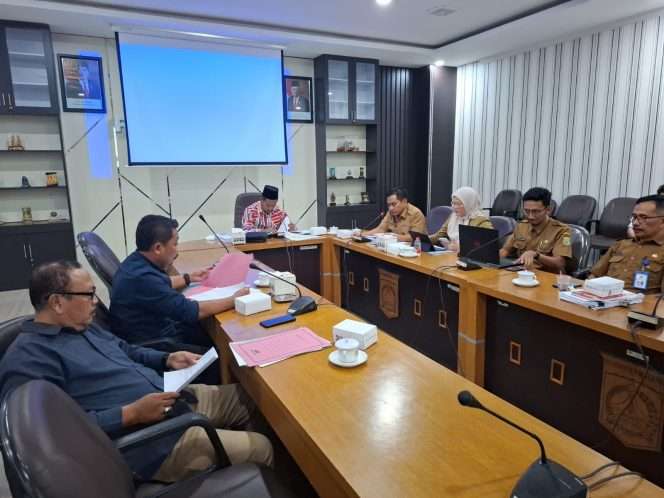 
 Ketua Fraksi Gerindra DPRD Kabupaten Malang, Zia’ul Haq, saat melakukan rapat pembahasan terkait pembangunan alun-alun Kepanjen. (ist)