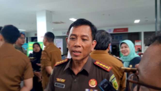 
 Kepala Kejaksaan Negeri (Kajari) Kota Malang, Tri Joko, S.H., saat memberikan keterangan terkait Posko Pengaduan Layanan Makan Bergizi Gratis (MBG). (ist)