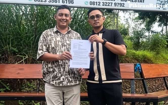 
 Pengacara korban, Suwito Joyonegoro, S.H., M.H bersama Bagas Dwi Wicaksono, S.H saat diwawancarai awak media, sembari menunjukkan surat angkat kuasa dengan pendampingan hukum gratis. (Yan)