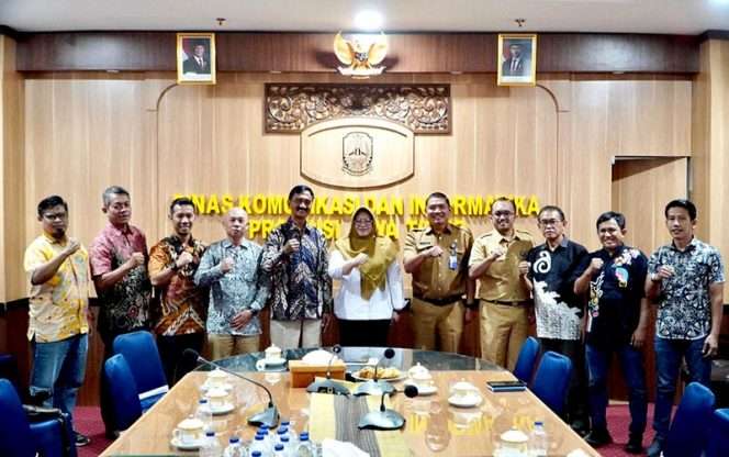 
 Berfoto bersama usai panitia pelantikan pengurus Jaringan Media Siber Indonesia (JMSI) Jatim periode 2025-2030 dan FGD, bersilaturrahmi ke Pemprov Jatim. (ist)