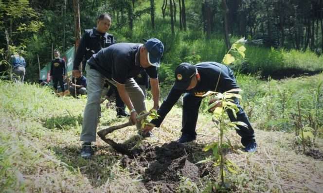 
 Staf Ahli Pujon Hill, Dr. Tatag Muttaqin, S.Hut., M.Sc., saat melakukan kegiatan penanaman pohon. (ist)